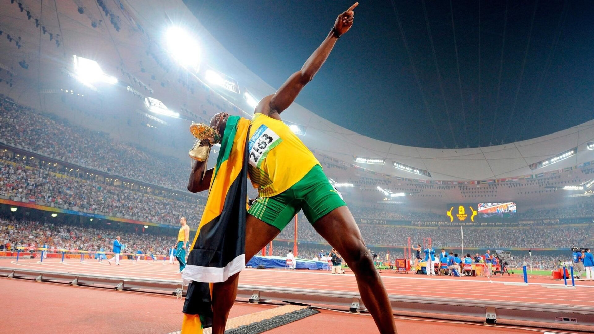 出色防守首场状态出色,雄鹿观众沸腾!浓眉哥重返赛场赛场气氛高涨