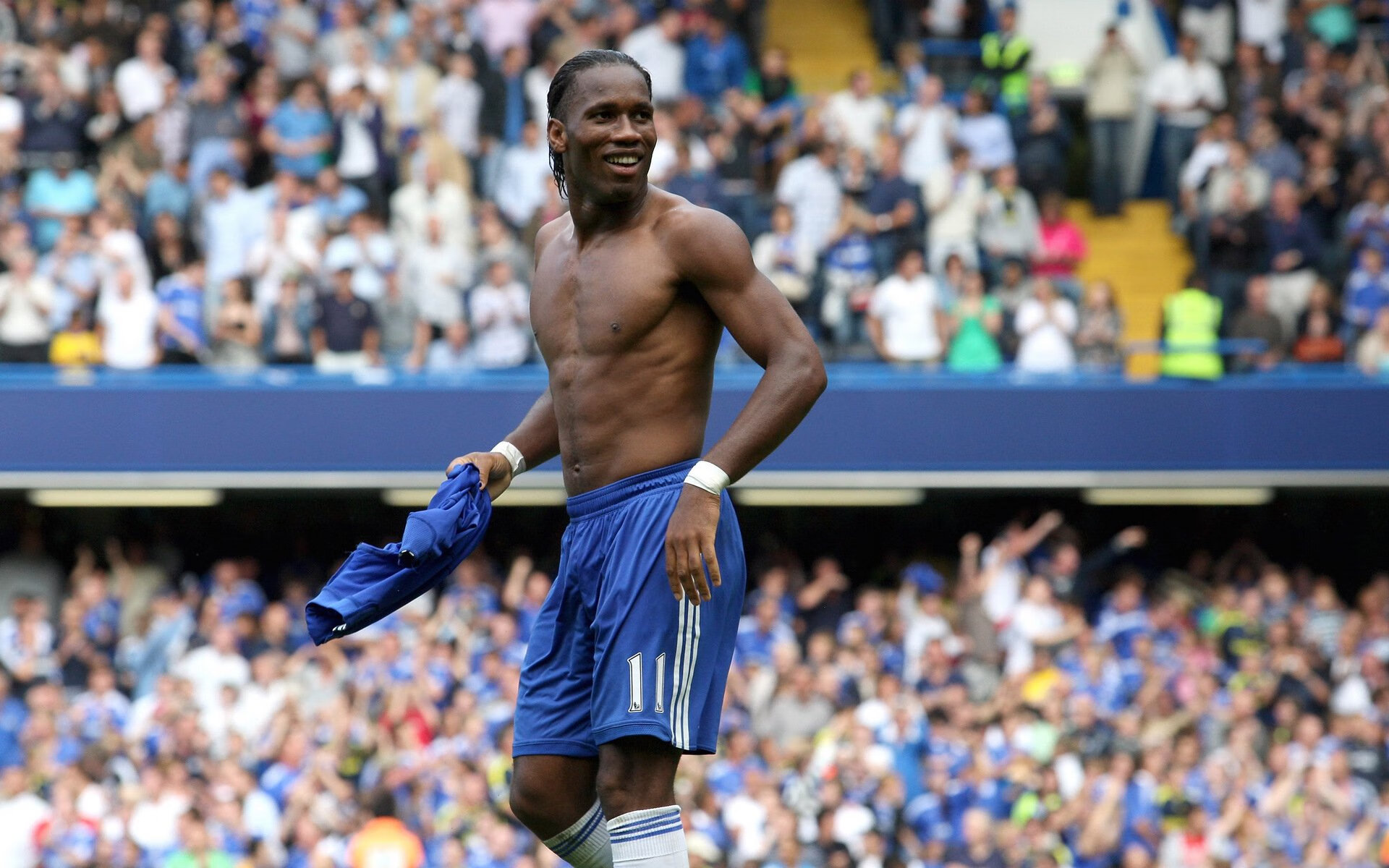 C罗重返赛场,战术调整首场状态出色,巴塞罗那观众沸腾!热度持续攀升